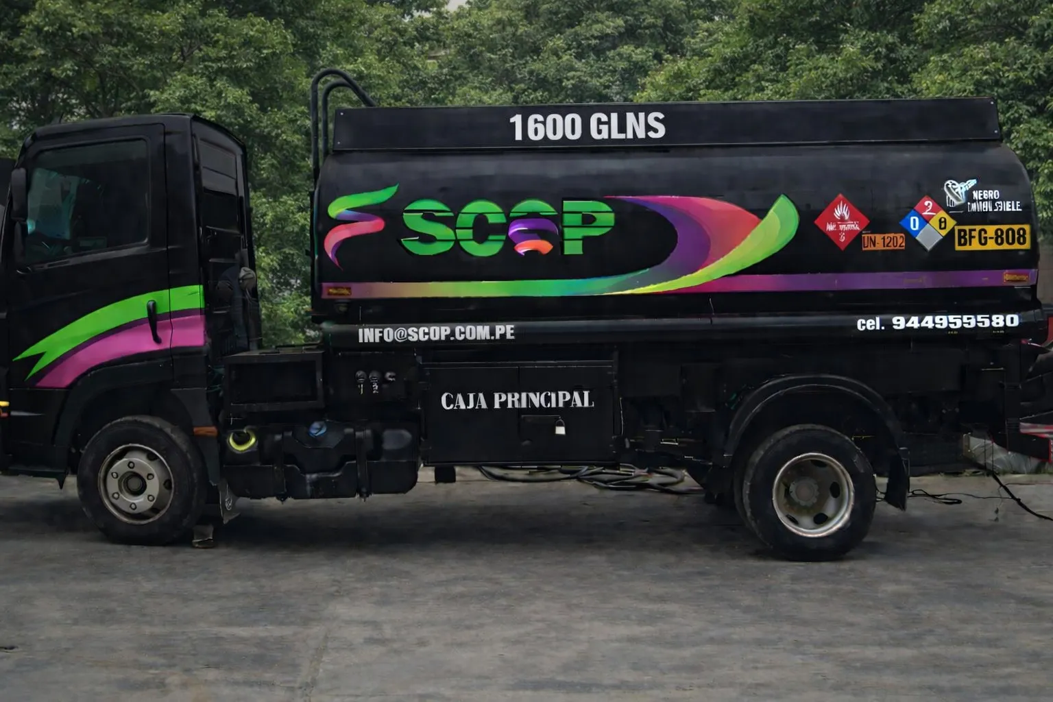 Camión cisterna SCOP de 1600 galones con branding corporativo