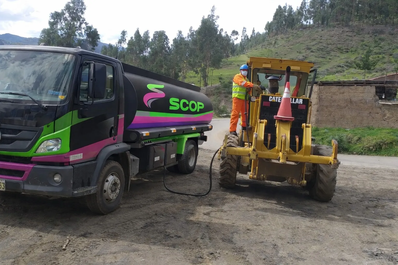 Cisterna SCOP abasteciendo maquinaria Caterpillar en campo